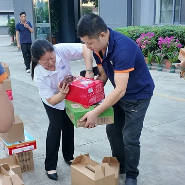 Jinhoda employee carrying holiday gift boxes to share with family during the Mid-Autumn Festival. Jinhoda employee carrying holiday gift boxes to share with family during the Mid-Autumn Festival.