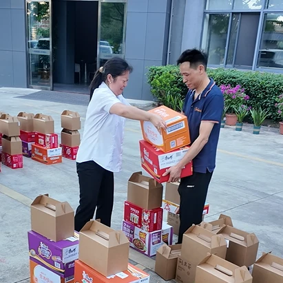 Jinhoda employee holding three boxes of fruit and food during the 2026 Mid-Autumn Festival celebration. Jinhoda employee holding three boxes of fruit and food during the 2026 Mid-Autumn Festival celebration.