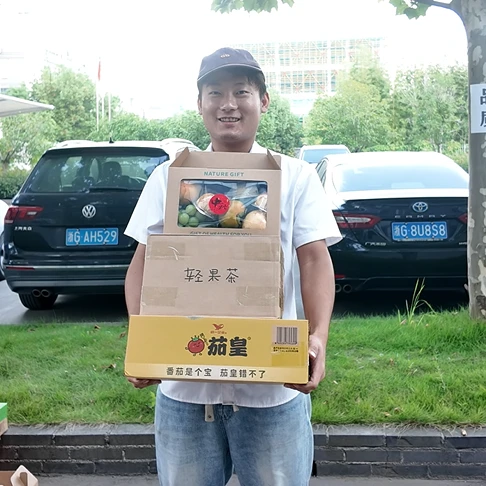 Jinhoda employee Li receiving a Mid-Autumn Festival gift package at the company facility. Jinhoda employee Li receiving a Mid-Autumn Festival gift package at the company facility.